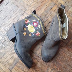 Floral Embroidered Western Style Ankle Boots